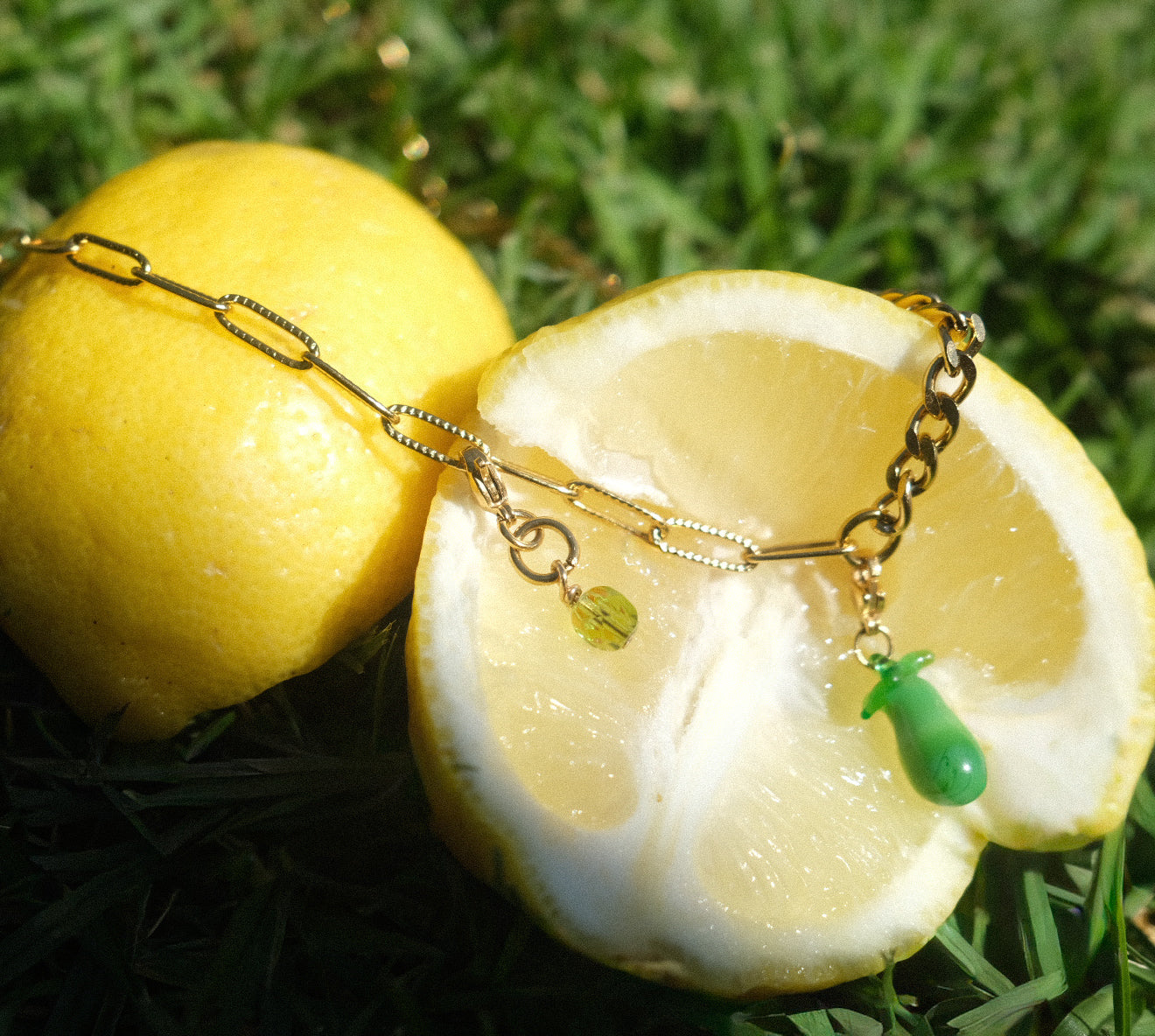 Tarta me axladi necklace