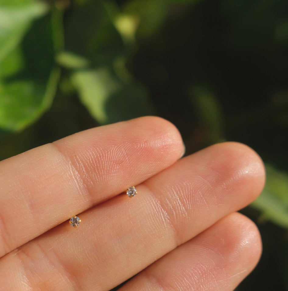 Tiny zirconia studs E32