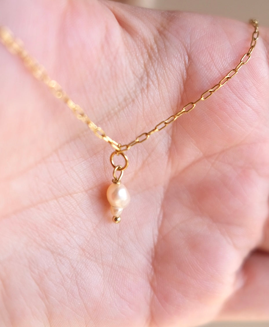 Beige pearl dainty necklace N48