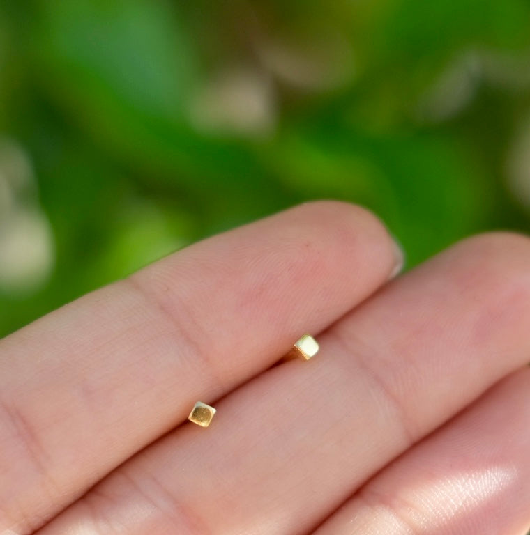 Tiny square studs E31