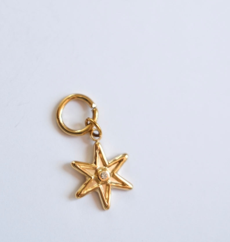 Large star charm C27