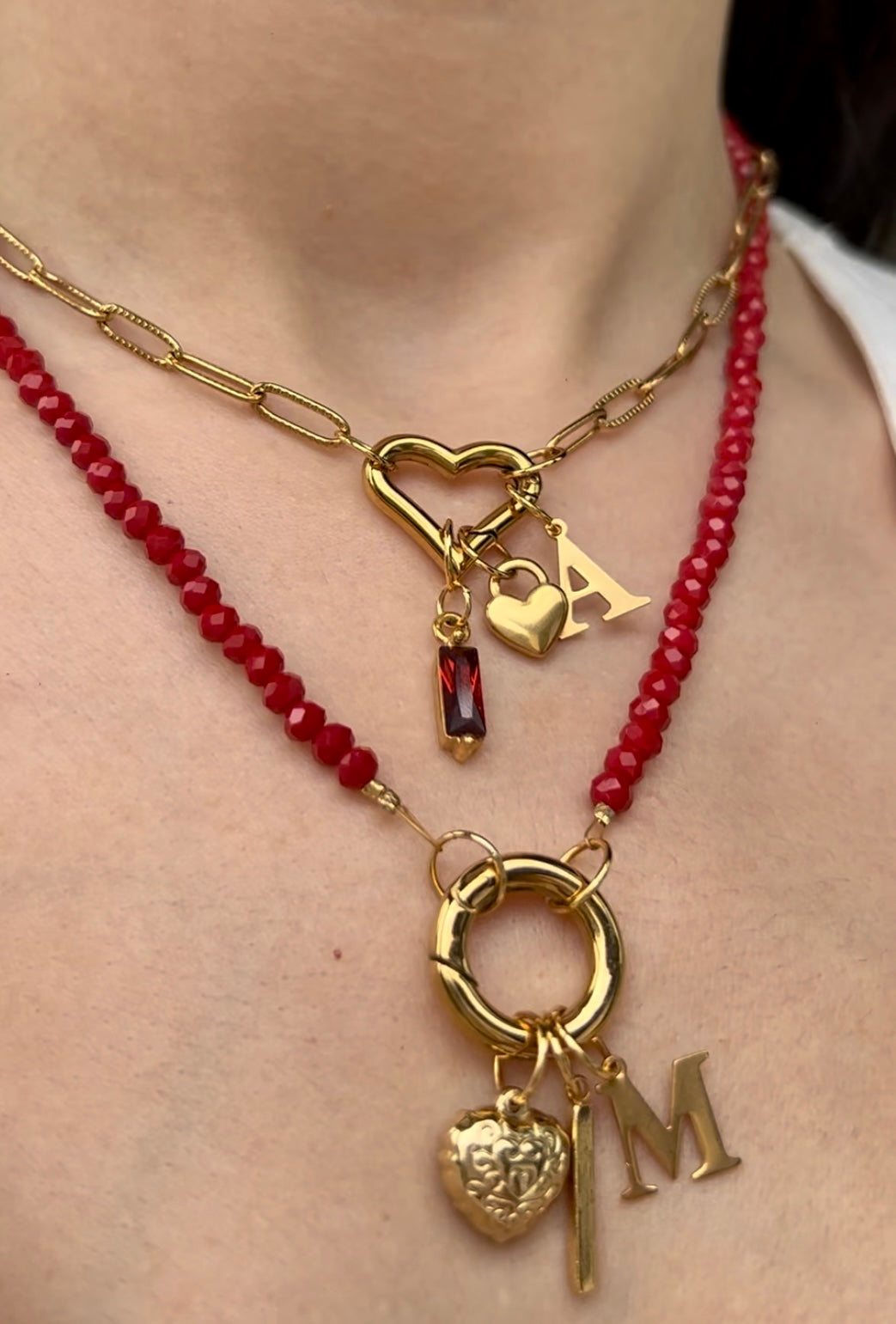 Shiny red bar charm C47