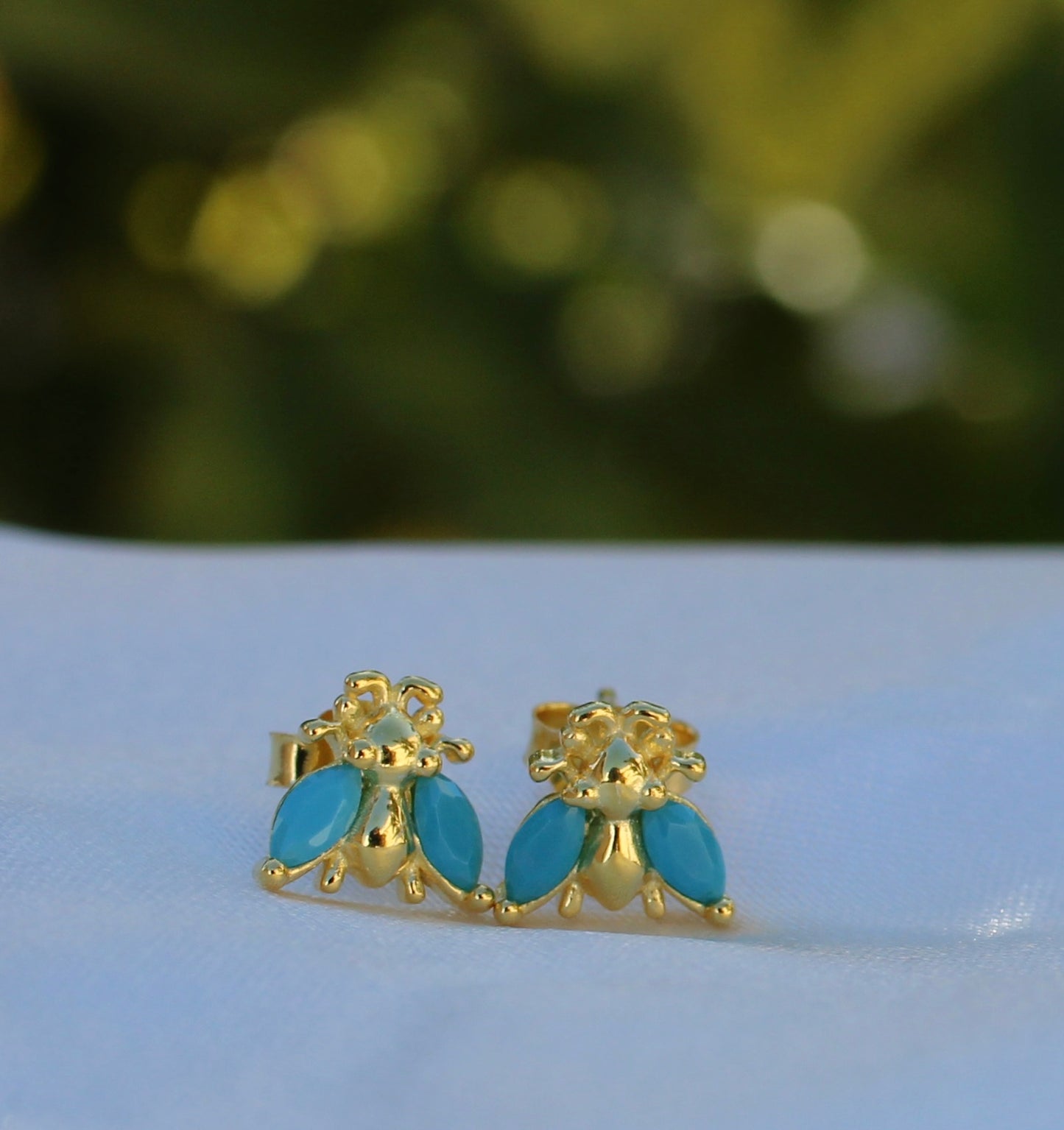 Queen bee stud earrings E46