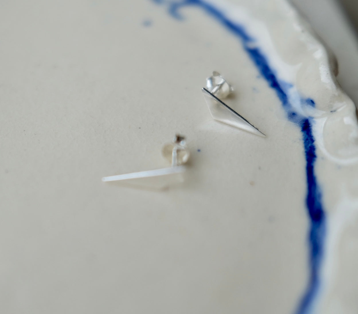 Irregular triangle studs E58