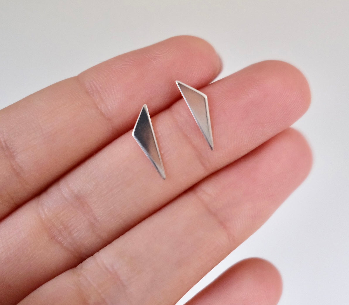 Irregular triangle studs E58