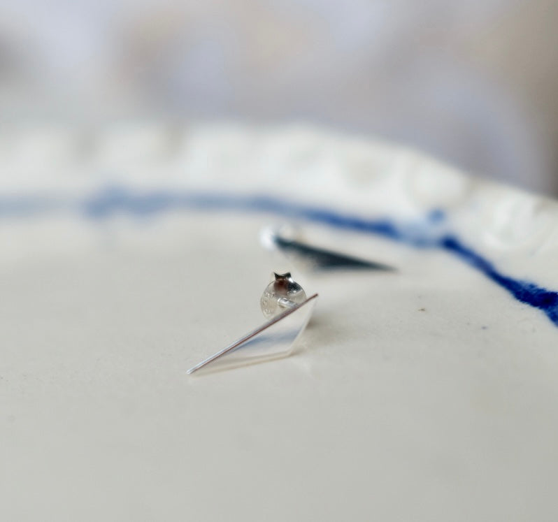 Irregular triangle studs E58