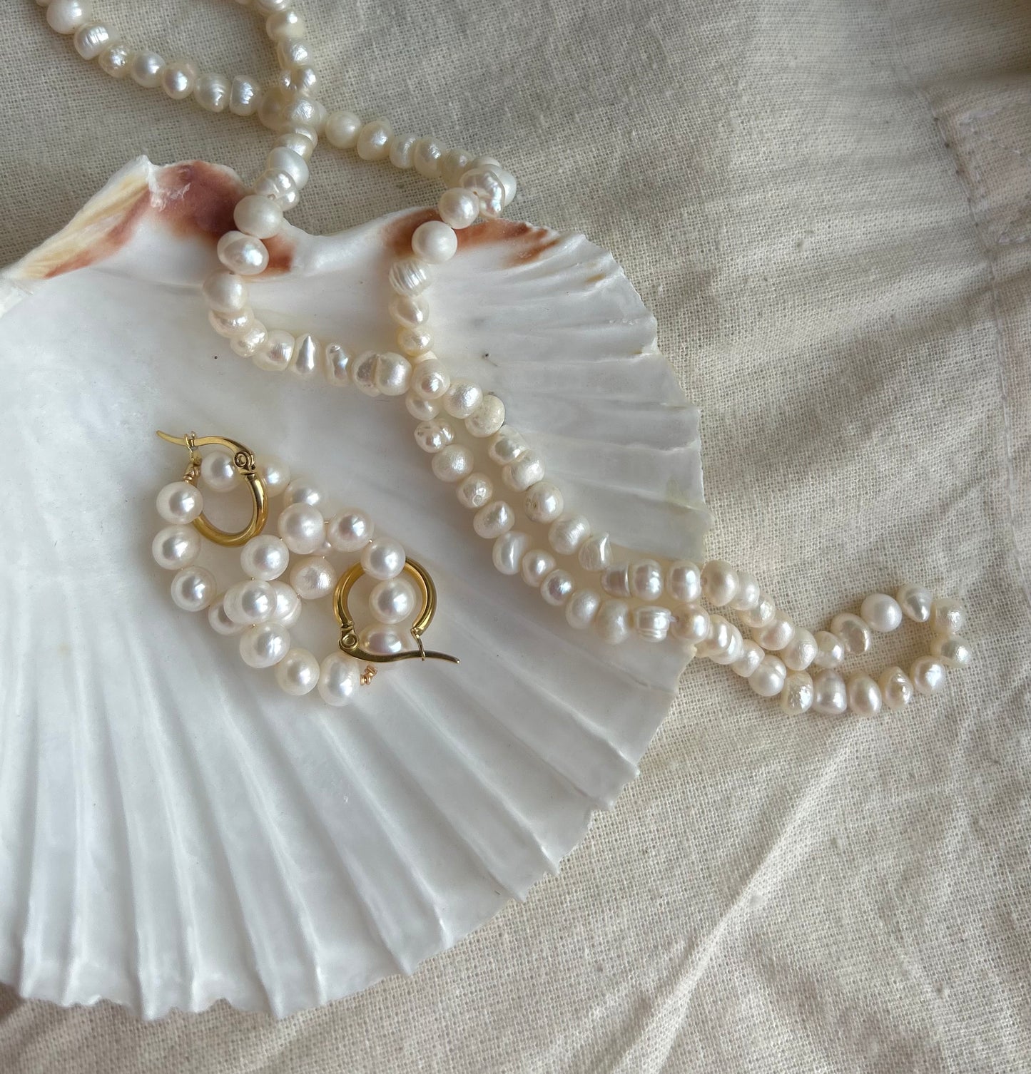 Mermaid pearl hoops E11